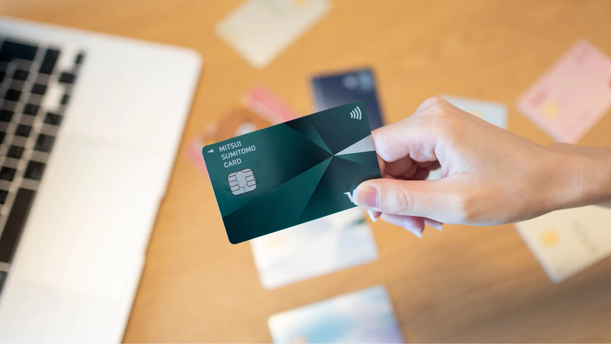 写真。三井住友のカードを手に取っている様子