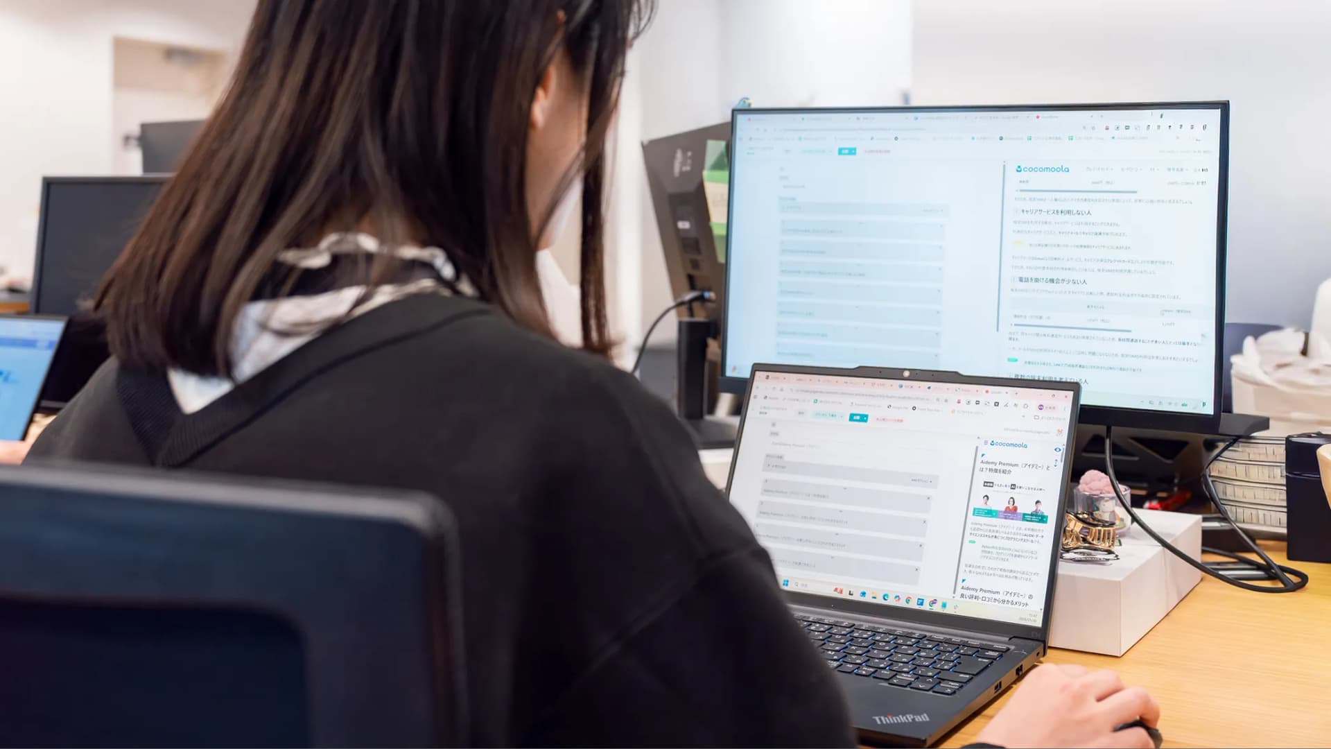 写真。PCを前に置き、その後ろにモニターを設置して2画面で記事を執筆している様子