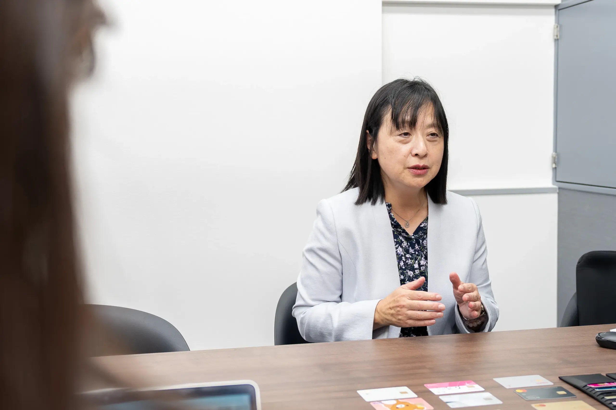 監修者の山内真由美さんが、高齢者におすすめなクレジットカードの選び方を説明する様子。ナンバーレスや紛失時の利用停止がしやすいなど、セキュリティに強いクレカがよいそうだ