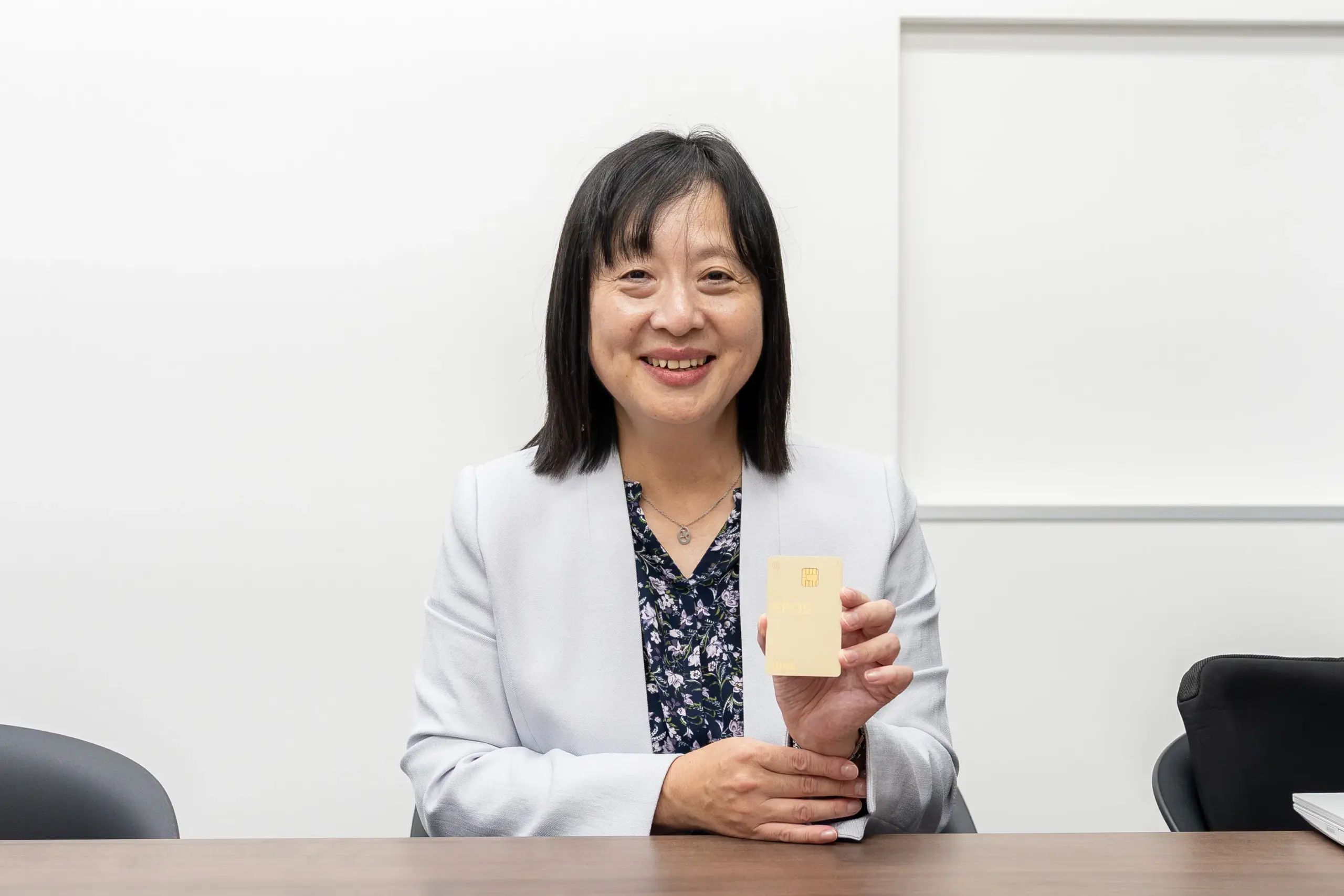 監修者の山内真由美さんが、デザイン重視でクレジットカードを選ぶ時の様子。山内さんが個人的に好みだというエポスゴールドカードを持っている