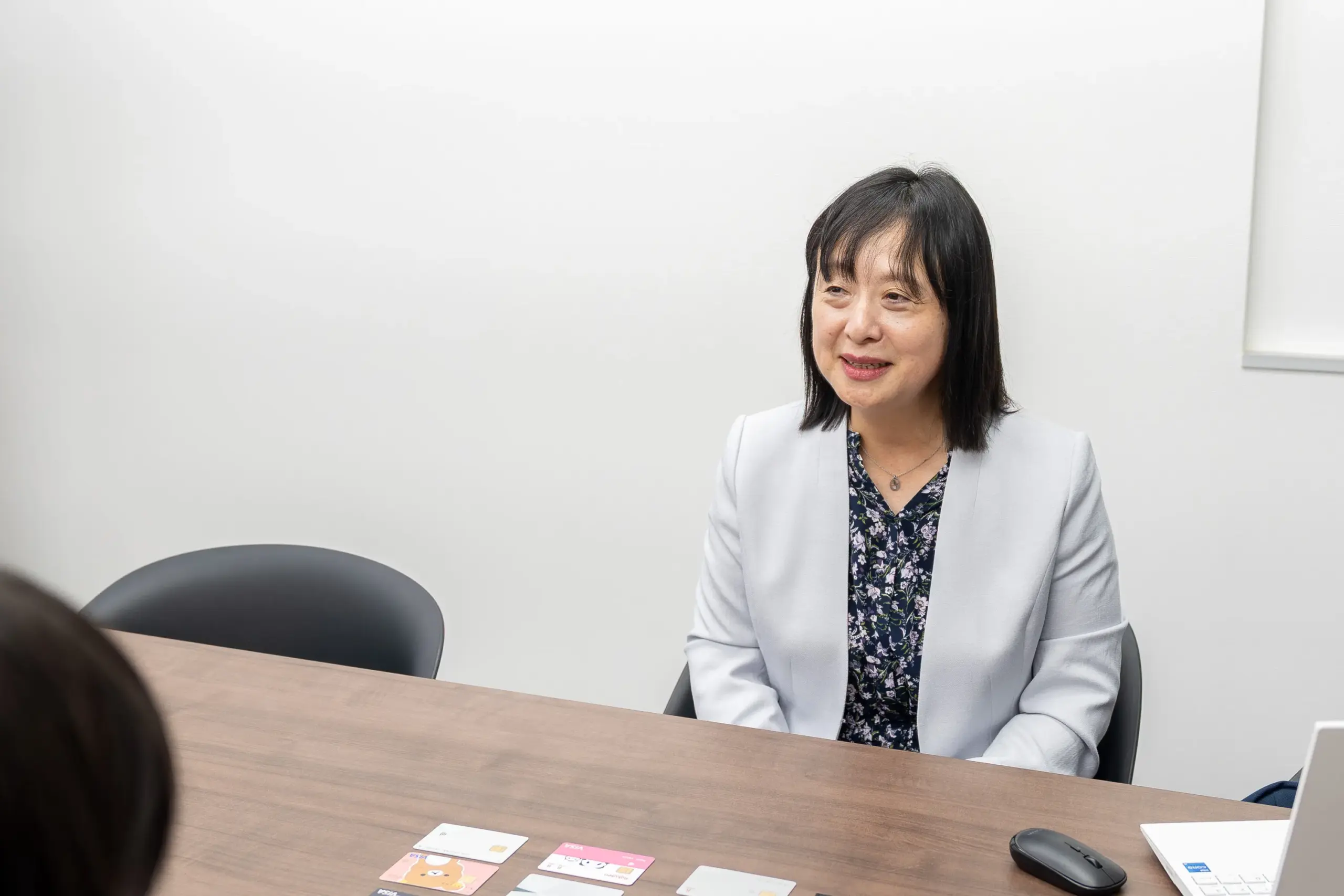 監修者の山内真由美さんが、還元率の高いクレジットカードの選び方を説明している様子。還元率を高くするために様々な操作が必要なカードは避けるのが良いという