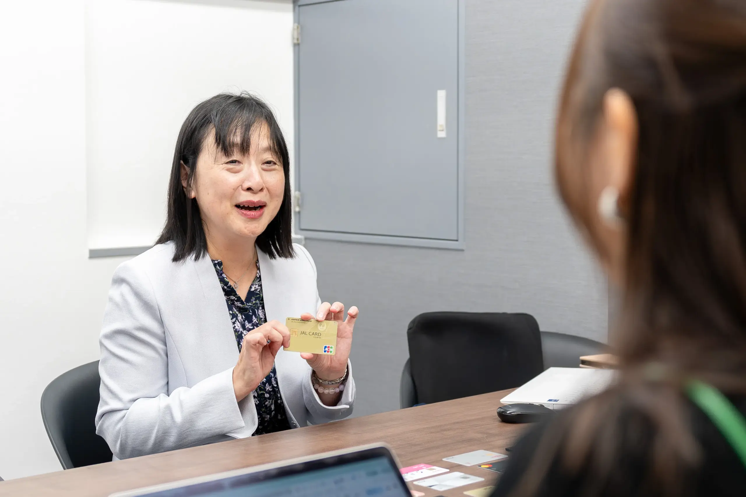 監修者の山内真由美さんが、実際に使っている家族カードを手にしている様子。ご主人の家族カードを発行し、生活費のほとんどを決済しているそうだ