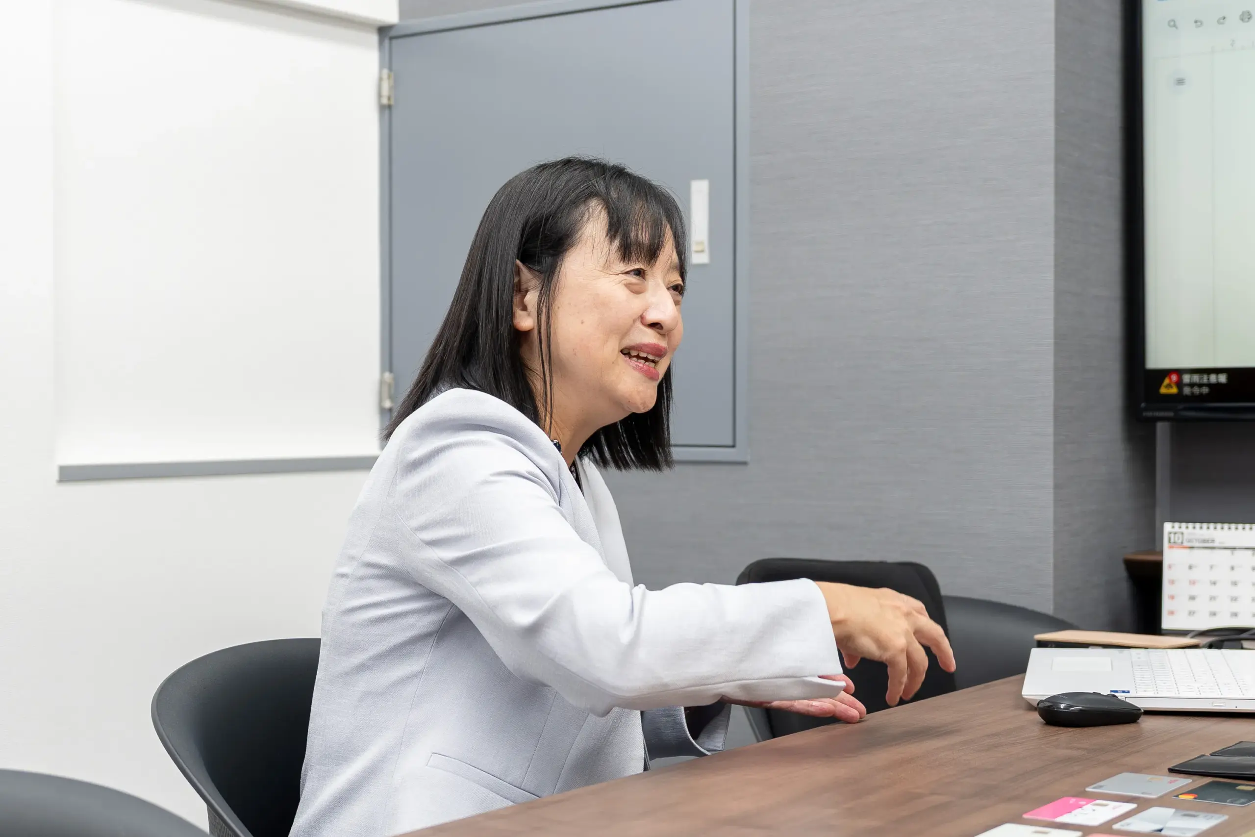監修者の山内真由美さんが、JREポイントのおすすめな貯め方について説明する様子。山内さん自身はアプリとSuicaを紐づけてポイントを貯めており、グリーン車に乗る時に使うことが多いそうだ