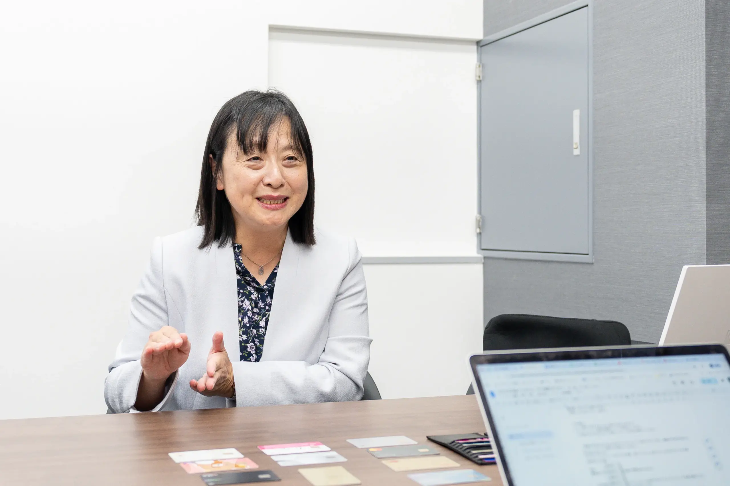 監修者の山内真由美さんがデザインのかわいいクレジットカードを複数持つことについて話す様子。かわいいデザインを複数持つなら、違うカードブランドがおすすめ