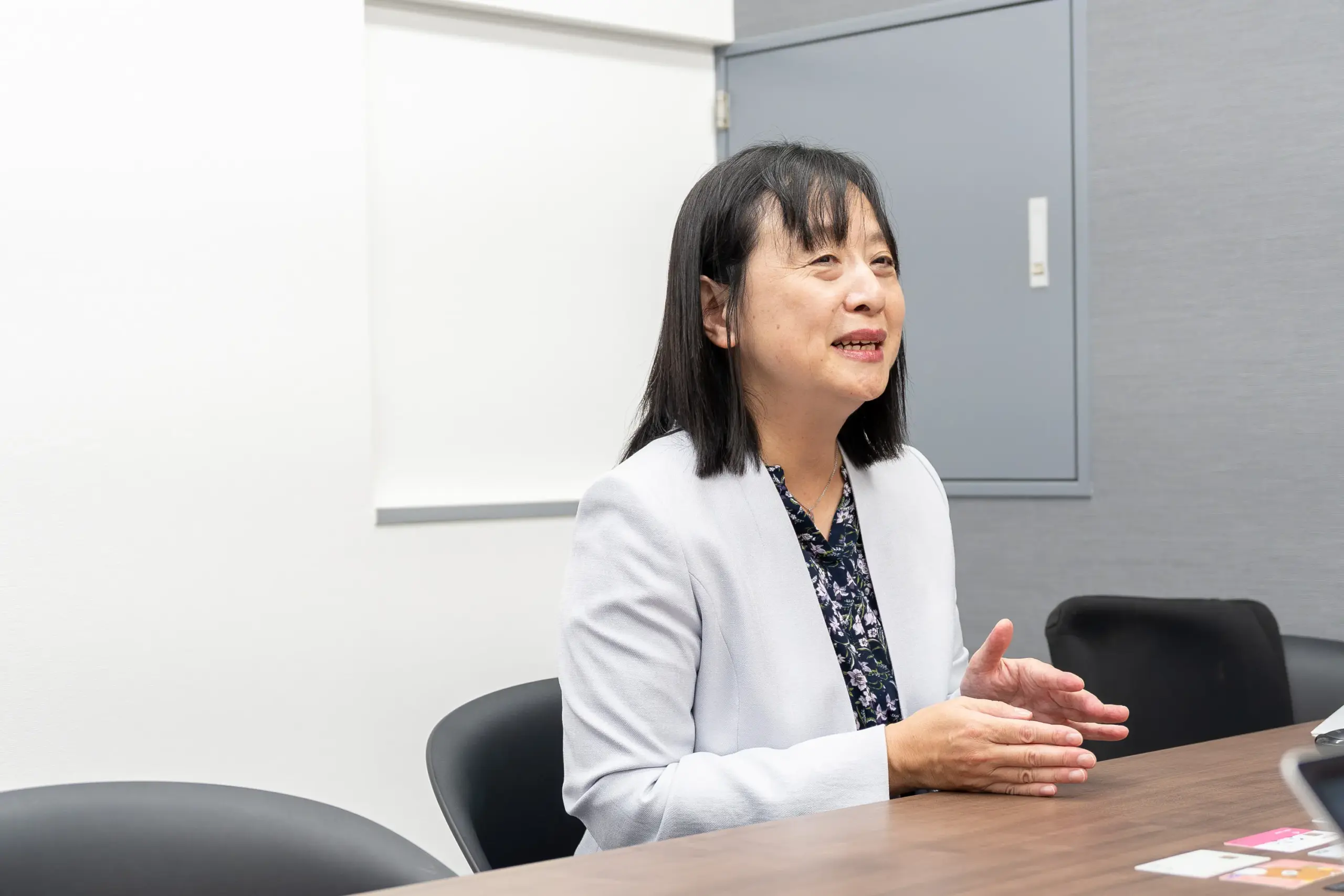 監修者の山内真由美さんがクレジットカードでキャッシングを利用するときに注意すべきことを紹介する様子。自動的にリボ払いになっていないか、返済方法は事前に確認してほしいとのこと