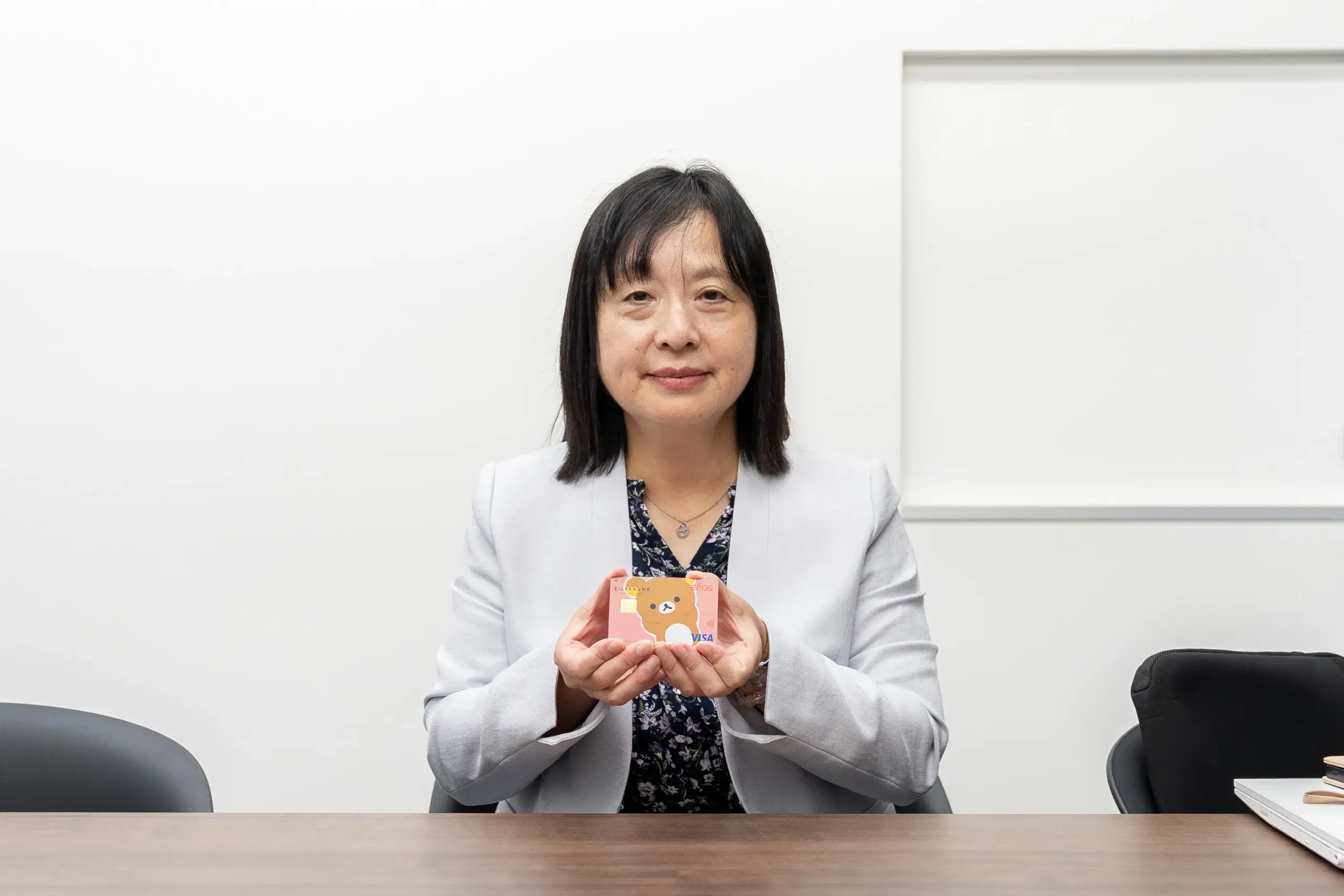 監修者の山内真由美さんが、かわいいデザインのエポスカードを持つ様子。多様化やターゲット戦略によって、かわいいデザインも増える可能性があると考えている