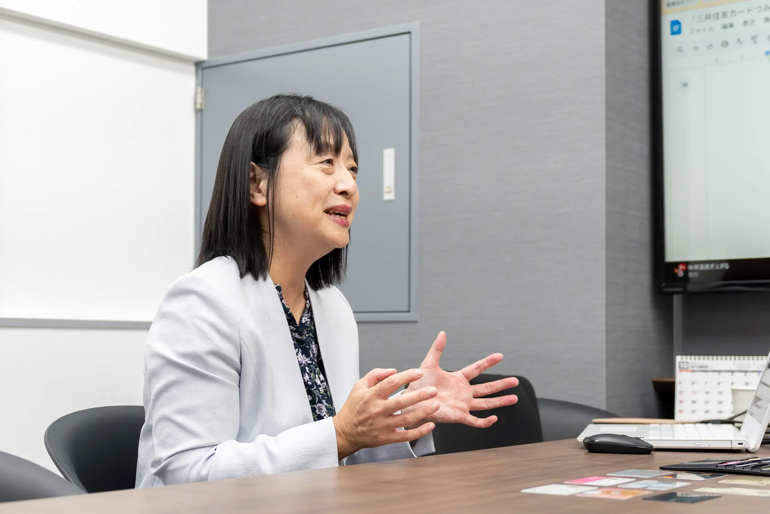 監修者の山内さんがクレジットカードのおすすめな選び方を説明する様子。年会費とポイント還元率、ポイントの貯まりやすさで選ぶのがおすすめ
