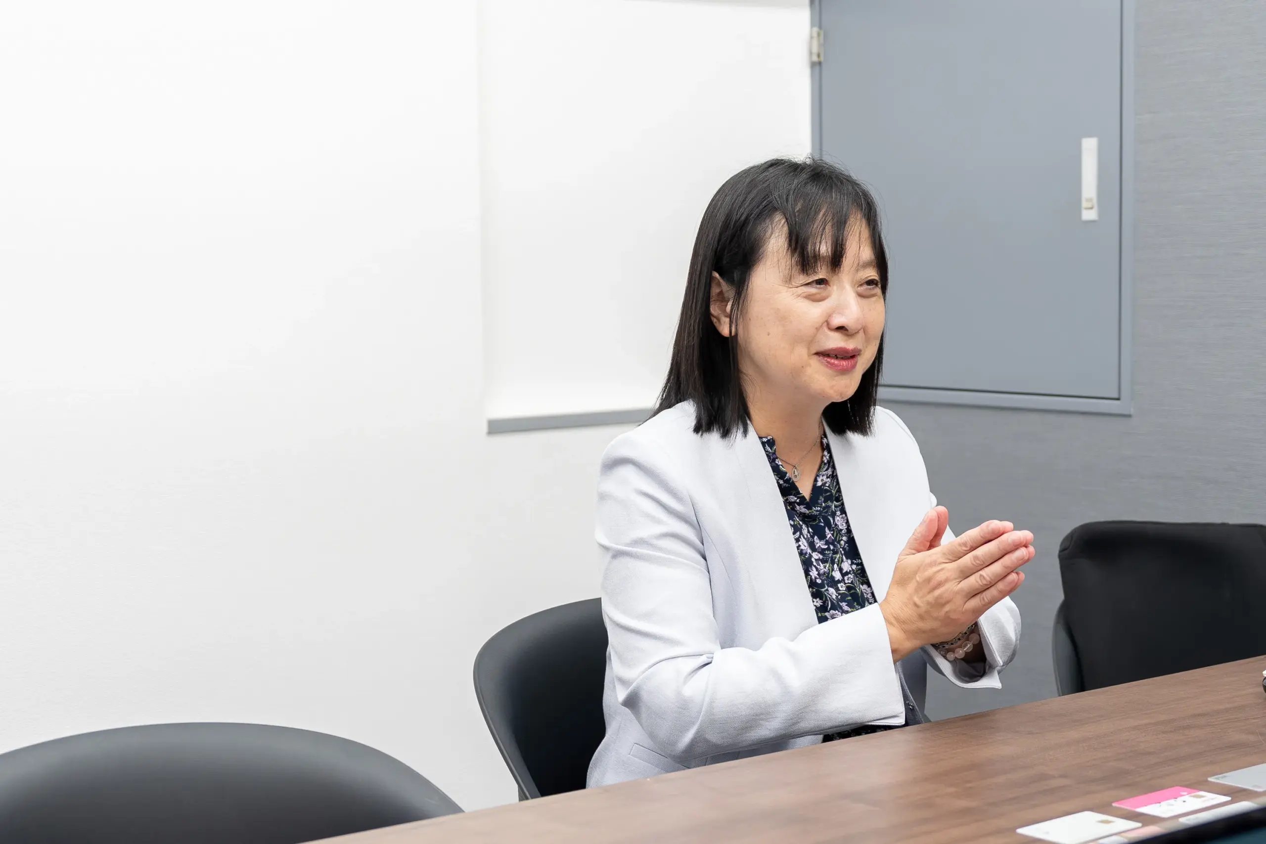 監修者の山内真由美さんが、即日発行できるクレジットカードのトレンドを話す様子。スマホ1つで用事が済むことから、今後はデジタルカードが増えていくと考えている