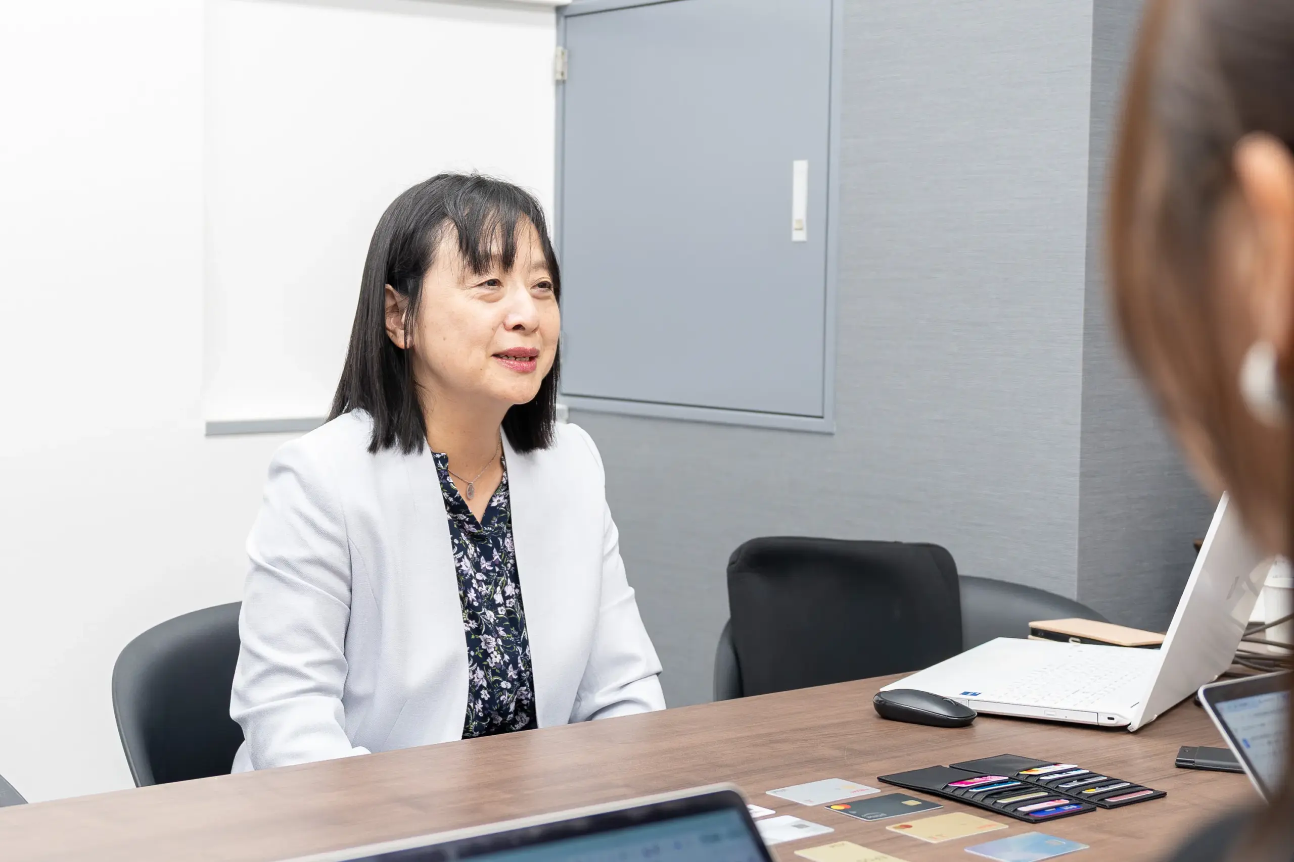 監修者の山内真由美さんが、交通系クレジットカードの選び方について説明する様子。よく利用する鉄道会社のクレジットカードを作るのが良いという