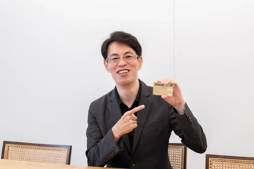 監修者の水野崇さんがANAカードを持っている様子
