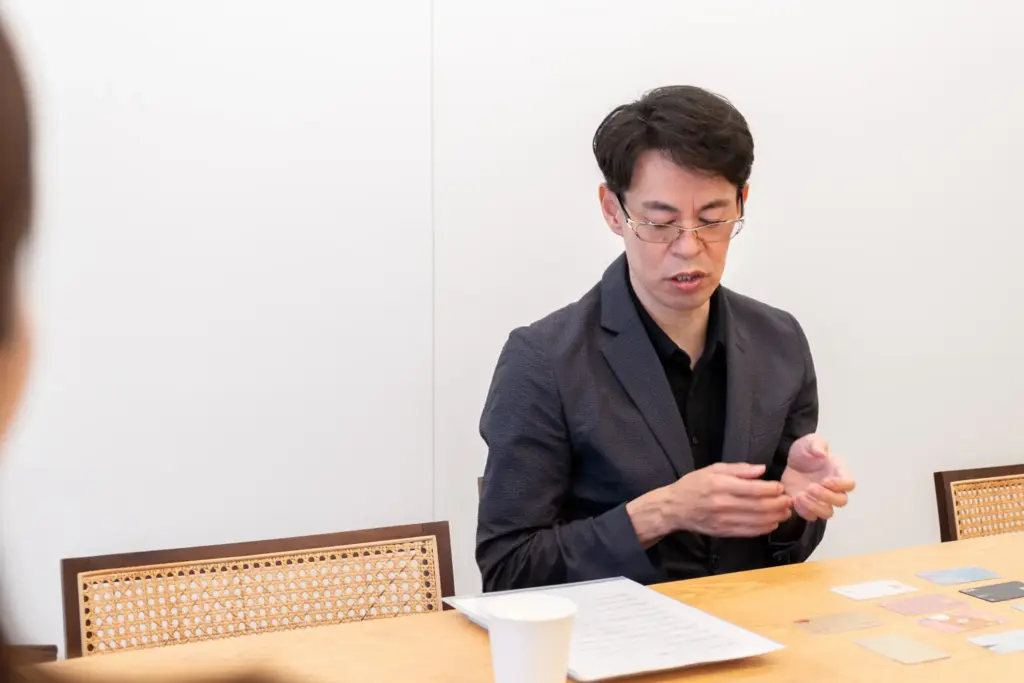 監修者の水野崇さんがクレジットカードについて説明している様子