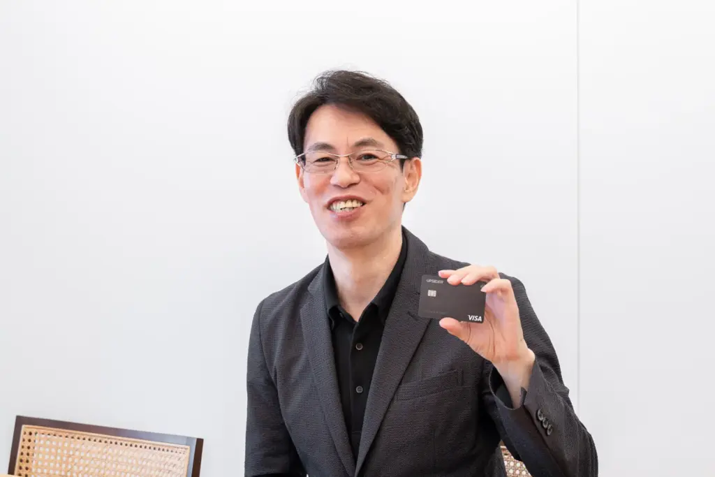 監修者の水野崇さんがおすすめの法人カードを持っている様子