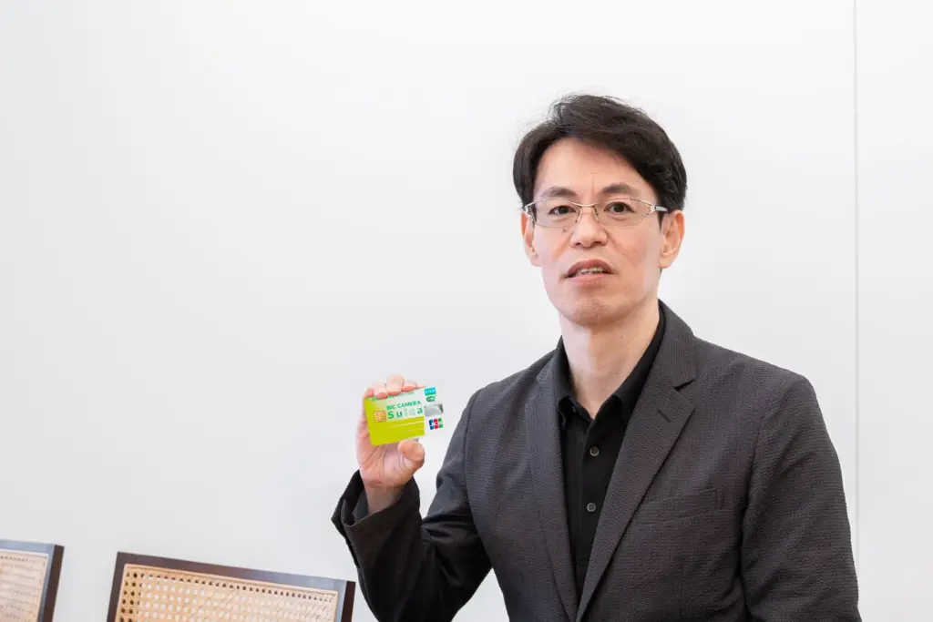 監修者の水野崇さんが新幹線チケットの購入におすすめのクレジットカードを持つ様子