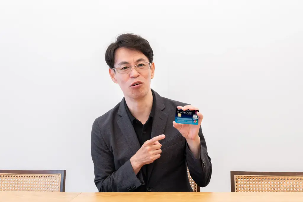 監修者の水野崇さんがソラチカカードを持っている様子。PASMOチャージはもちろん、他の機能が充実していておすすめだそう