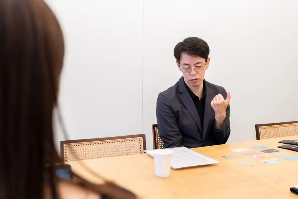 監修者の水野崇さんが法人カードの選び方について話している様子。限度額に注目するのがおすすめだという