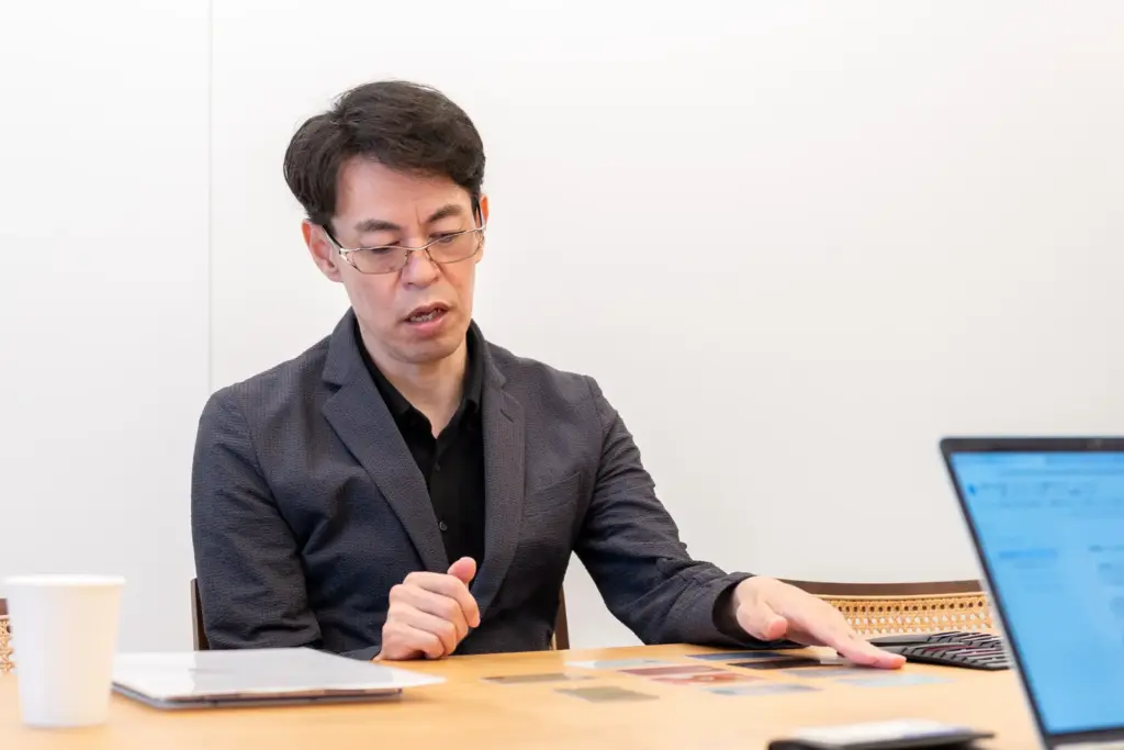 監修者の水野崇さんが新幹線チケットの購入におすすめのクレジットカードの選び方を説明する様子