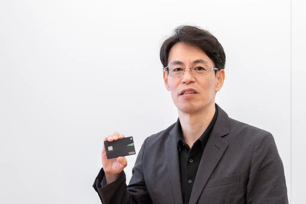 ココモーラ監修者の水野崇さんがおすすめするクレジットカード、oliveフレキシブルペイをもっている画像