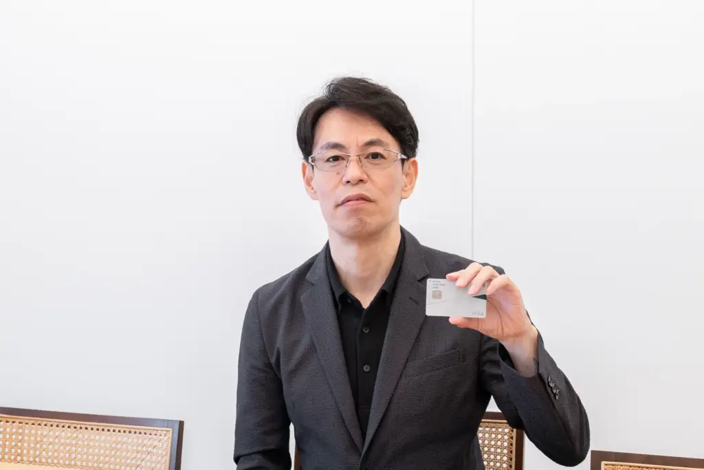 監修者の水野崇さんが三井住友カードNLを持っている様子