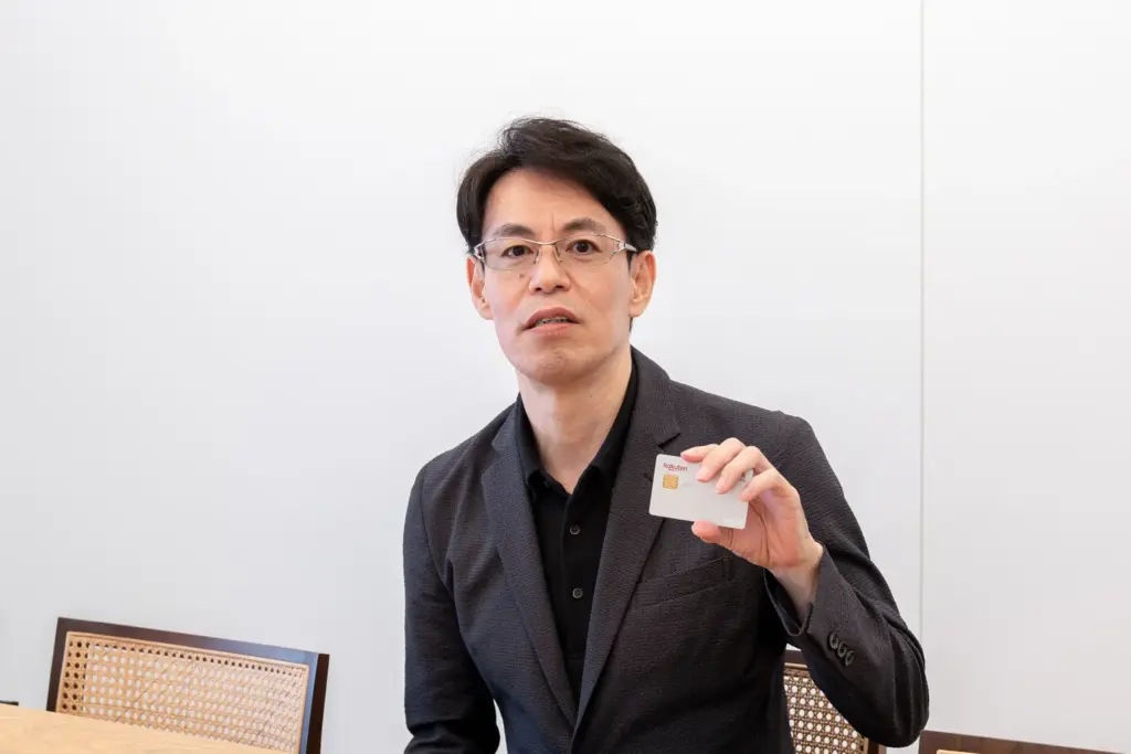 監修者の水野崇さんが楽天カードを持っている様子