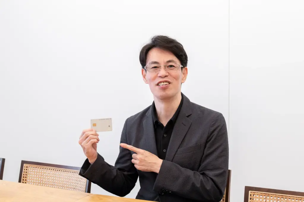 監修者の水野崇さんがJCBカードWを持っている様子