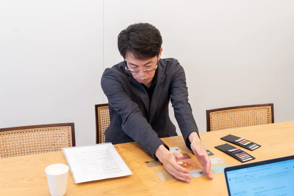 監修者の水野崇さんがクレジットカードについて説明する様子